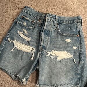Women’s Levi Denim Shorts 501 Mid Thigh Size 26